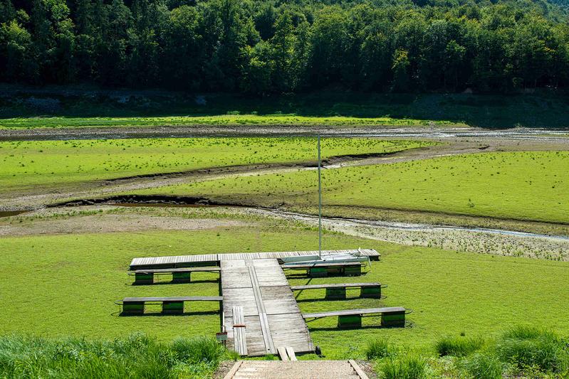 Die Edertalsperre (Hessen) im Jahr 2019: Trockengefallene Gewässerbereiche setzen erheblich mehr Kohlenstoff frei als von Wasser bedeckte Bereiche. 