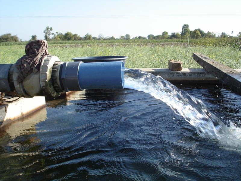 Grundwasserbrunnen im Cambay-Becken in Gujarat (Indien). An dem in solchen Brunnen gepumpten alten Grundwasser werden die Edelgasgehalte gemessen, um die Temperatur zum Zeitpunkt der Versickerung des Wassers zu bestimmen.