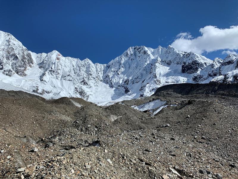 Viele Gletscher in der Region weisen steile Stirnwände und Oberflächenschutt auf, weshalb herkömmliche Gletschermodelle nicht gut auf sie anwendbar sind. "24K Glacier" in den Kangri Karpo Bergen im südöstlichen Tibetischen Plateau, Oktober 2019