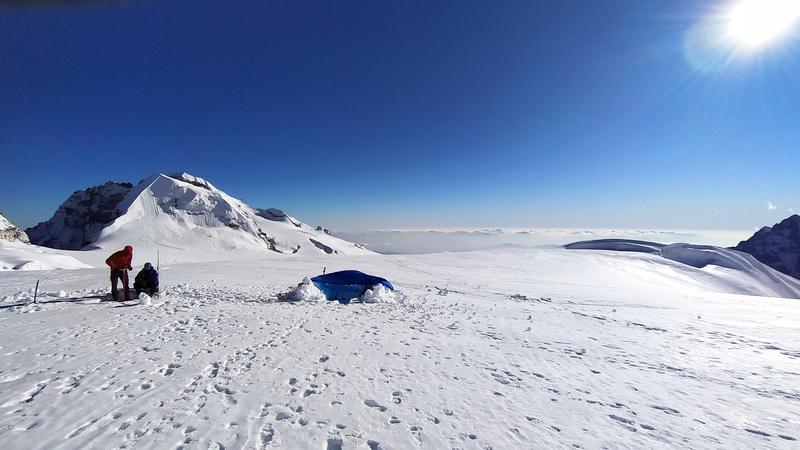 Die Autoren bei der Entnahme eines Firnkerns auf 5800 m Höhe im Langtang-Tal in Nepal, um den jüngsten Eiszuwachs ermitteln, November 2019.