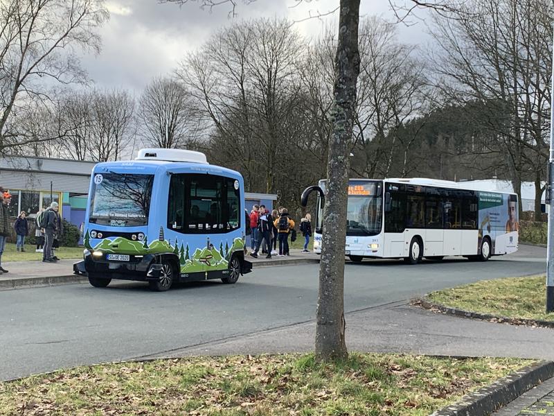 Pilotprojekt im Rahmen des „Verkehrswendebüros“: Elektrobus SAM, ein autonom fahrender Shuttlebus, ergänzte im Jahr 2020 den öffentlichen Personennahverkehr in Drolshagen.