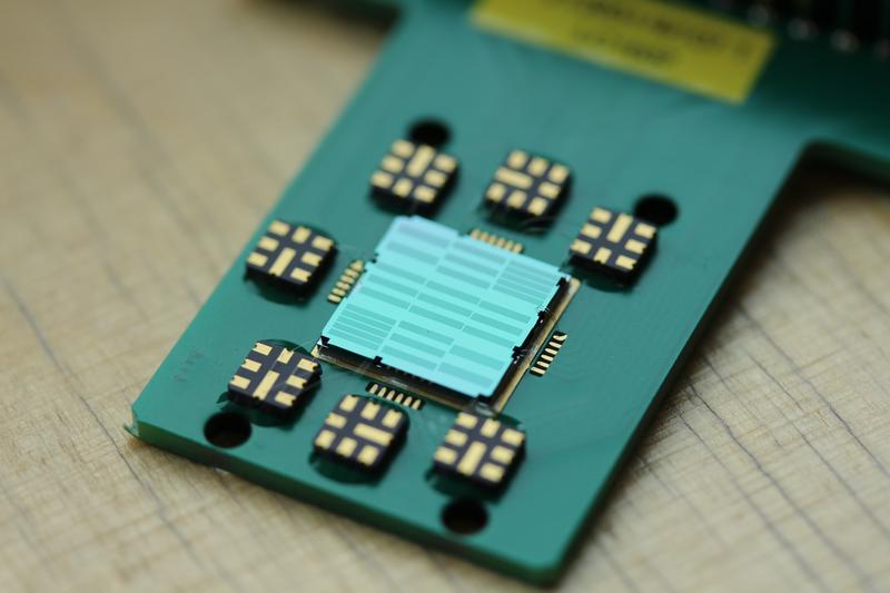 Nanoscopic electrostatic drive (NED)-basierter Ultraschallwandler (NEDMUT). 