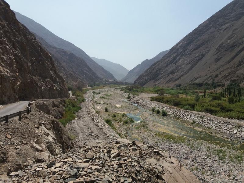 Rio Lurín / Peru in der Trockenzeit.
