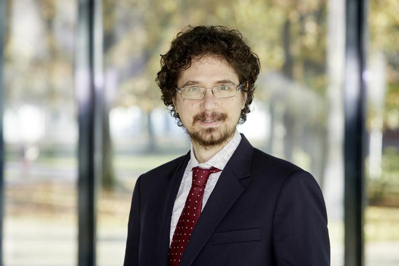 Professor Francesco Maurelli teaches with enthusiasm and innovative approaches: online just as in presence. 
