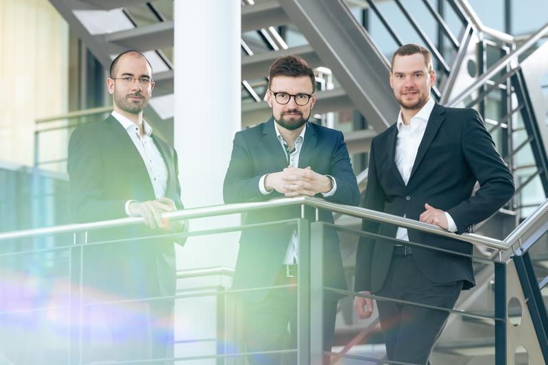 A researcher team from industry and Fraunhofer IWS is spinning off a high-tech company called “Fusion Bionic”: Dr. Sabri Alamri, Dr. Tim Kunze und Benjamin Krupop (f. l.) are among them. 