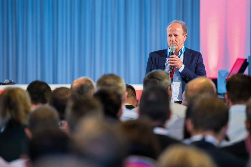 Traditionell moderiert Georg Wasserloos die Managementsitzungen der Lernreise in vollbesetzten Hallen.