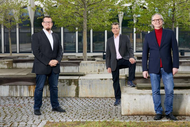 Die Preisträger Prof. Dr. Stefan T. Ruehl, Prof. Felix Krückels und Prof. Dr. Kai Buchholz (von links nach rechts).