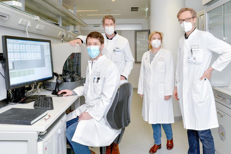 Dr. Andreas Schulte-Mecklenbeck, Klinikdirektor Prof. Heinz Wiendl, Dr. Catharina Groß und Dr. Gerd Meyer zu Hörste (v.l.) im Labor der Klinik für Neurologie