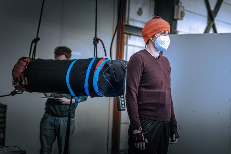 Ein Proband beim Stoßexperiment am Forschungszentrum Jülich. Dabei wird nicht nur die Stärke und der Zeitverlauf des Stoßes, sondern auch die Stoßstelle am Körper und der Zustand der Versuchsperson erfasst.