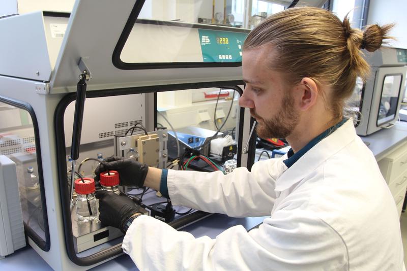 Der Doktorand Björn Sabel startet einen Versuch zur elektrobiotechnologischen Erzeugung von Formiat, das zur Synthese verschiedener Wertstoffe genutzt werden kann.