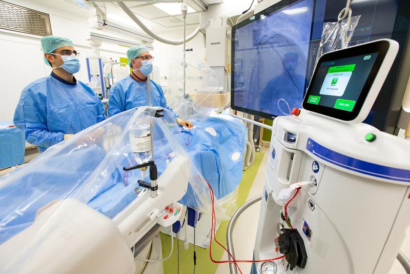 Dr. Muharrem Akin (left) and Professor Dr. Andreas Schäfer in the cardiac catheterization laboratory.