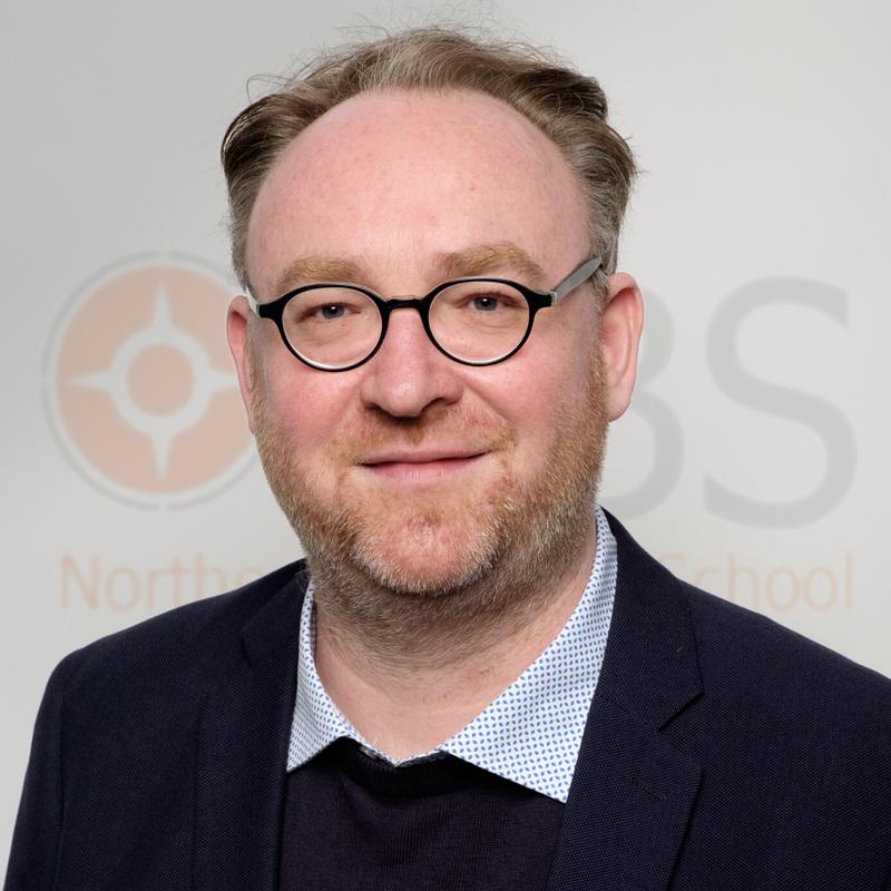 Prof. Dr. Eric Sons ist Leiter des Institutes Professor für Theorien und Methoden Sozialer Arbeit an der NBS.