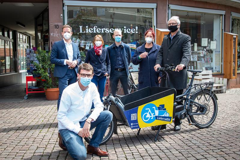 Oberbürgermeister Jochen Partsch (rechts) mit v.l.n.r.: Prof. Dr. Kai-Oliver Schocke (FRA-UAS), h_da-Student Florian Treiber, Prof. Dr. Johanna Bucerius und Prof. Dr. Axel Wolfermann (h_da), Imke Karrock, Inhaberin Buchhandlung am Markt.