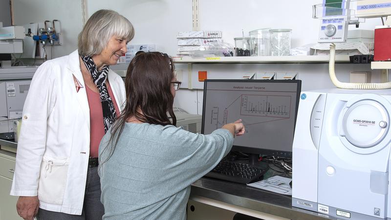 Auswertung am Massenspektrometer (GCMS) Dr. Nancy Magnus (r.) und Prof. Dr. Birgit Piechulla) 