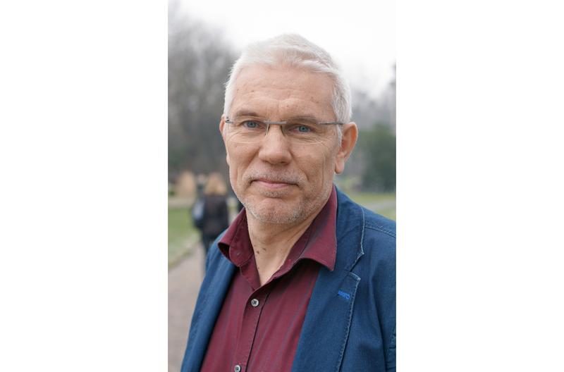 Prof. Dr. Peter Cloos forscht und lehrt am Institut für Erziehungswissenschaft der Universität Hildesheim.