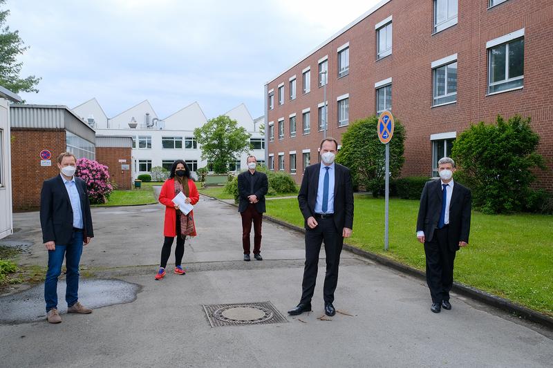 V.l.: Geschäftsführer Prof. Dr. Gerhard Dehm, Planungsdezernentin Cornelia Zuschke, Geschäftsführer Dr. Kai de Weldige, Oberbürgermeister Dr. Stephan Keller und Geschäftsführer Prof. Dr. Jörg Neugebauer am Max-Planck-Instituts für Eisenforschung. 