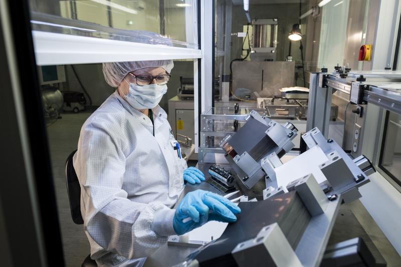 Herstellung eines Elektrodenstapels im Labor. Durch halbautomatisierte Fertigungsanlagen bleibt die Fertigung flexibel. (Foto: Markus Breig, KIT)