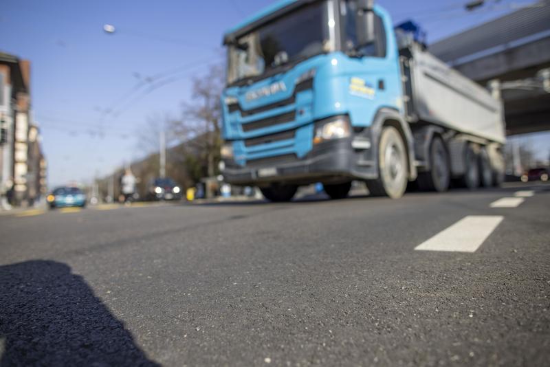 Load test: Since October 2020, rubber asphalt has been laid at a busy intersection in Zurich for test purposes. 