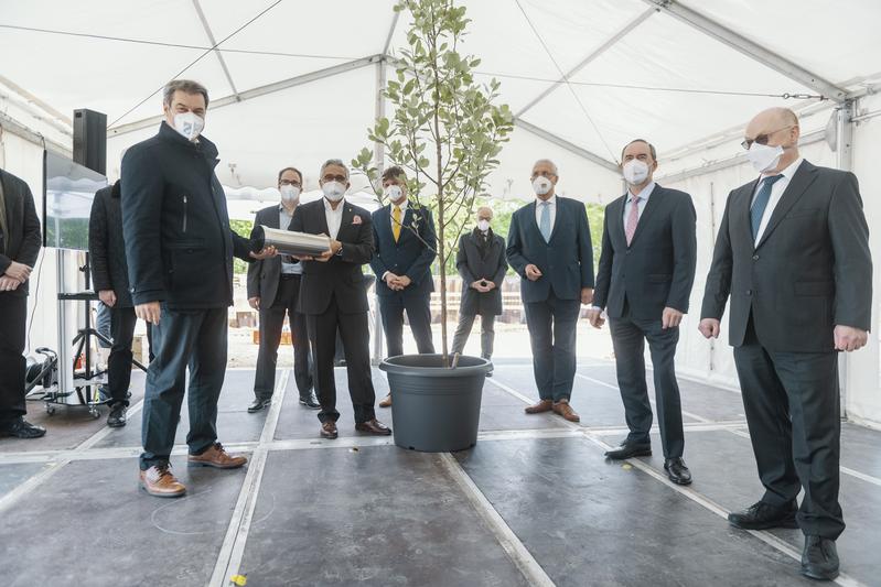 Minister-President Markus Söder and Vahid Sandoghdar, spokesperson of the MPZPM, present the time capsule, which is filled with objects from research.