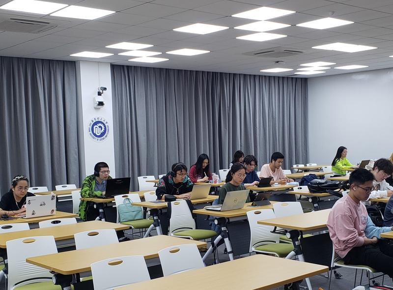 Chinesische Studierende in Shanghai während einer Online-Lehrveranstaltung