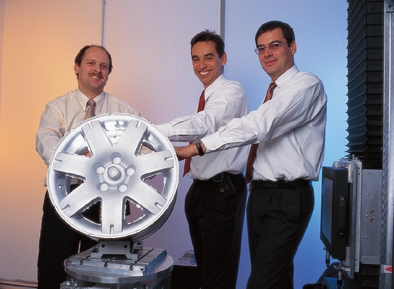 Dr. Randolf Hanke, Thomas Wenzel und Dr. Ulf Hassler (von links) entwickelten das automatisierte Röntgenprüfverfahren ISAR. ©Fraunhofer/Volker Steger