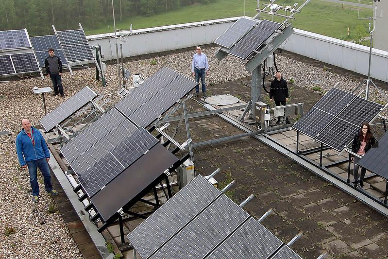 Ein Team aus Elektrotechnikern der Westfälischen Hochschule forscht an der Verbesserung von Solaranlagen zur Stromerzeugung. Von links nach rechts: Thomas Nierhoff, Florian Boeff, Prof. Dr. Andreas Schneider, Tobias Stange und Julia Chochollek.