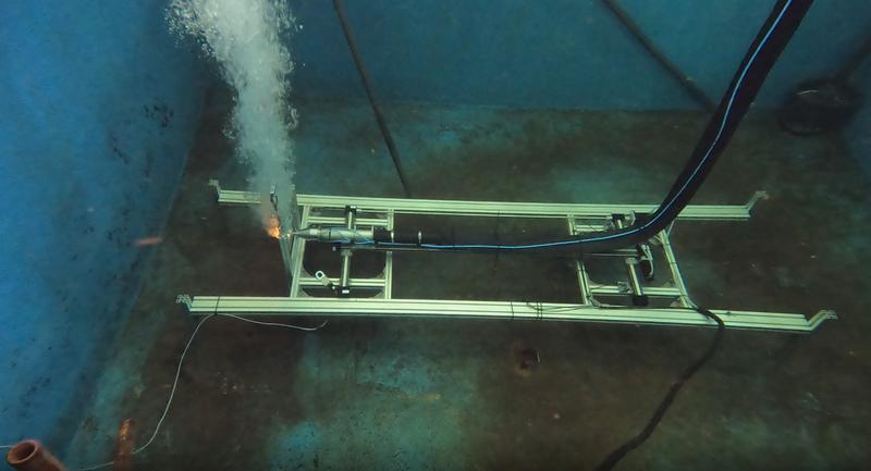 Erfolgreicher Test im Unterwassertechnik Hannover, bei vier Metern Wassertiefe konnten die Wissenschaftler Edelstahlbleche erfolgreich durchtrennen.