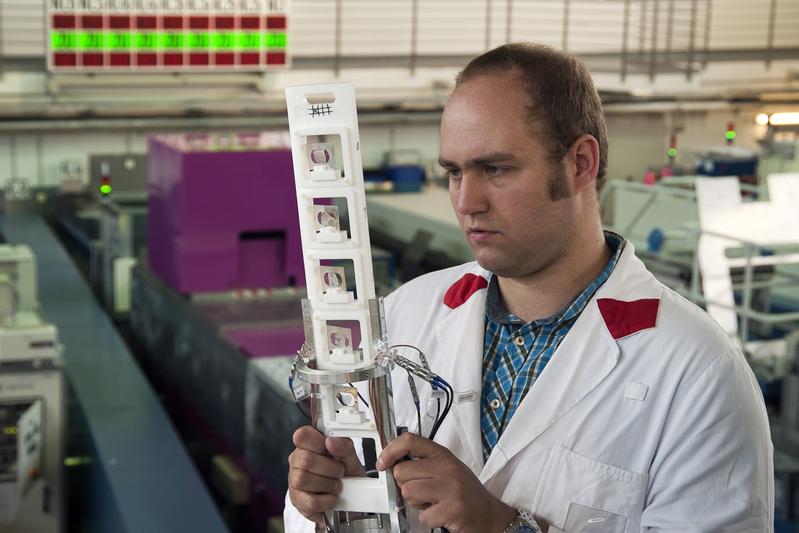 Josef Lichtinger untersucht am Instrument PGAA der Forschungs-Neutronenquelle Heinz Maier-Leibnitz (FRM II) der Technischen Universität München Gehirnproben auf ihren Lithiumgehalt. In der Hand hält er den Detektor mit den Gewebeschnitten.