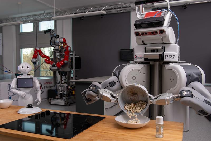 A robot as a helper for daily tasks: That is what the Collaborative Research Center EASE at the University of Bremen, which will receive a further four years of funding, is working on. 