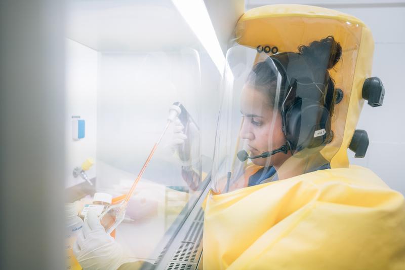 Im BSL-4-Labor der Philipps-Universität Marburg wird unter strengen Sicherheitsvorkehrungen an hochpathogenen Viren wie Ebola, SARS oder dem Marburg-Virus geforscht. 
