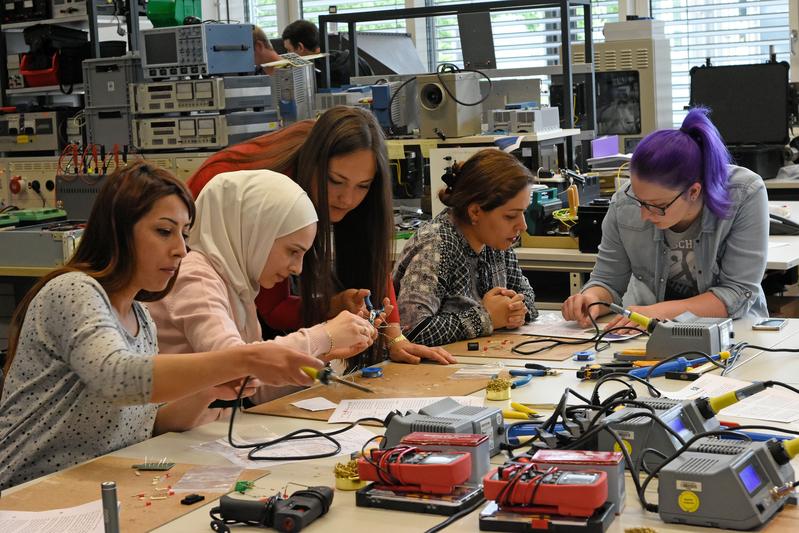 Impression von der MINT-Sommeruni für geflüchtete Frauen an der Hochschule Koblenz 2019