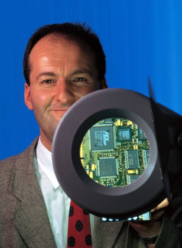 Dr. Volker Gengenbach mit einer Platine seines elektronischen Leitsystems. ©Fraunhofer/Volker Steger