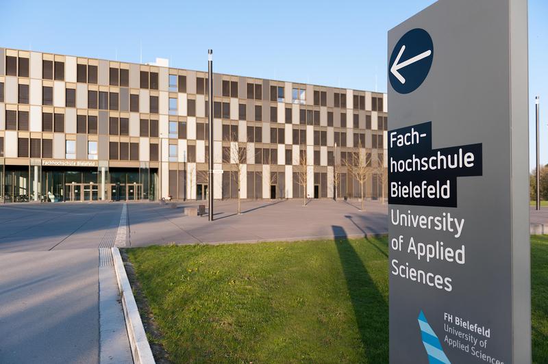 Bis zu 48 Stellen wird die FH Bielefeld bis 2027 in den Engpassbereichen Ingenieurwissenschaften, Informatik, Pflege, Hebammen und Gesundheit ausschreiben.