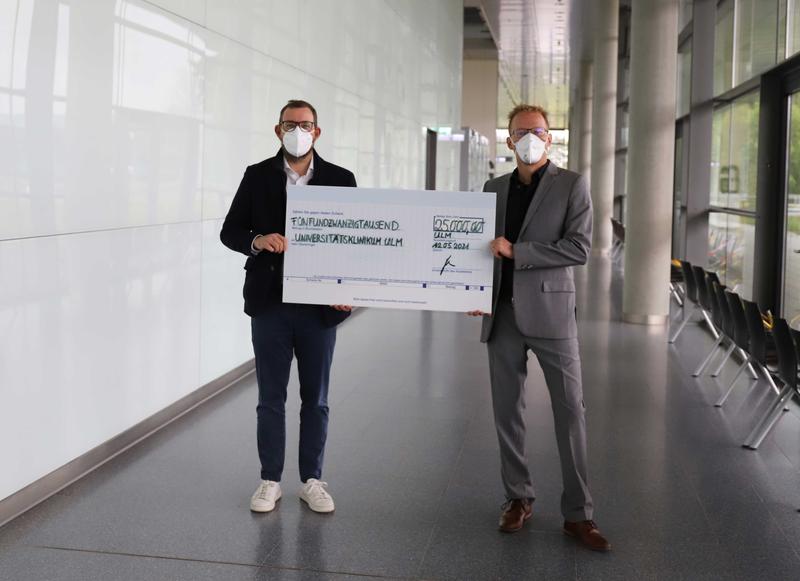 Seit drei Jahren unterstützt die Kuhn Elektro-Technik GmbH das Forschungsprojekt zur Krebsfrüherkennung von Professor Alexander Kleger (rechts). Geschäftsführer Florian Kuhn (links) hat eine Spende in Höhe von 25.000 Euro übergeben.
