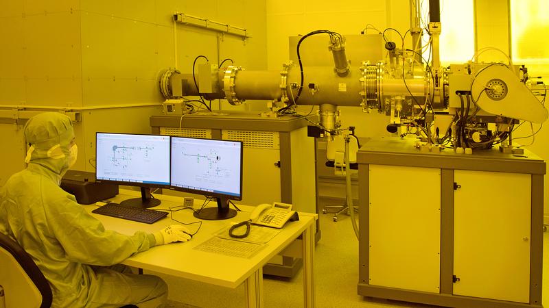 Bedienerterminal und Strahlrohr des neuen Ionenimplanters - ein zentrales Tool für innovative Halbleiterbauelemente