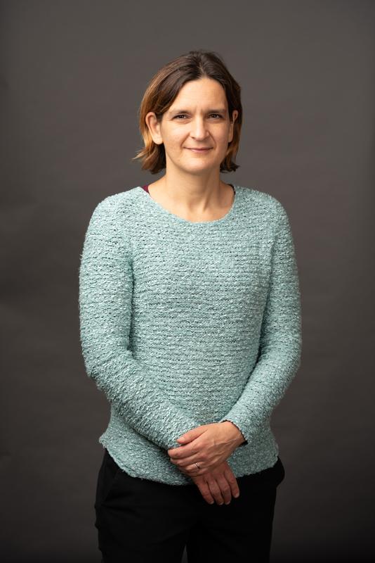 Esther Duflo lehrt am Massachusetts Institute of Technology. Für ihre Arbeiten zur Armutsbekämpfung und der Wirksamkeit von Entwicklungshilfe erhielt sie 2019 gemeinsam mit zwei Kollegen den Nobelpreis für Wirtschaftswissenschaften.