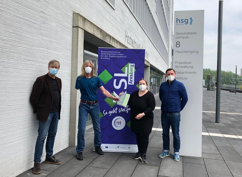 Im Bild v.l.n.r. vor der Hochschule für Gesundheit: Michael Kalthoff-Mahnke, Andreas Tintrup, Prof. Dr. Tanja Segmüller und Martin Schieron.