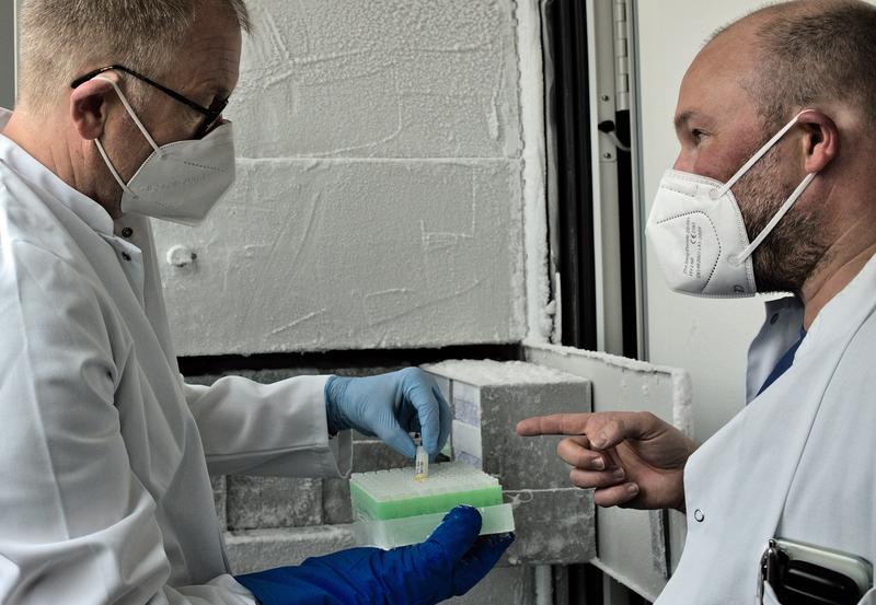 Prof. Dr. Harald Schulze (links) und Privatdozent Dr. Dirk Weismann planen weitere Analysen aus tiefgefrorenen Blutproben von Sepsis-Patienten.