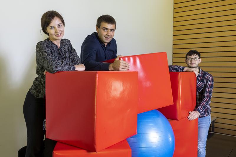 Bauen stark vergrösserte Kristallstrukturen: Maryna Bodnarchuk, Maksym Kovalenko und Ihor Cherniukh.