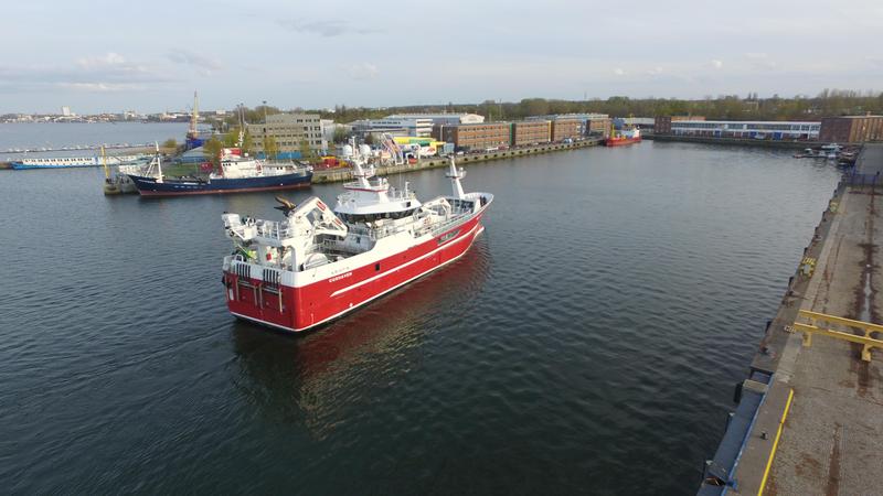 Der Schwarmfischfänger „Kristin“ beim Einlaufen in den Rostocker Fischereihafen. 