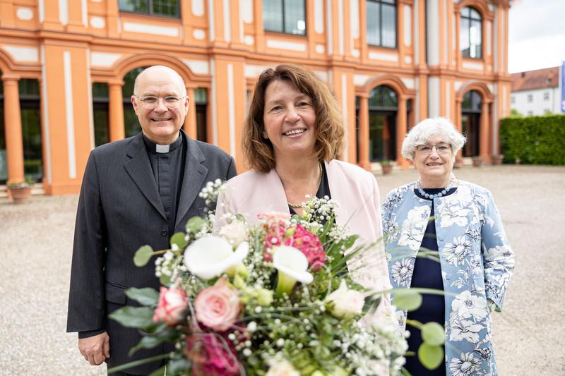 Die Vorsitzende des Wahlgremiums, Barbara Loos (rechts), und der Stiftungsratsvorsitzende Prof. Dr. Peter Beer gratulierten KU-Präsidentin Prof. Dr. Gabriele Gien zur einstimmigen Wiederwahl für eine weitere Amtszeit.