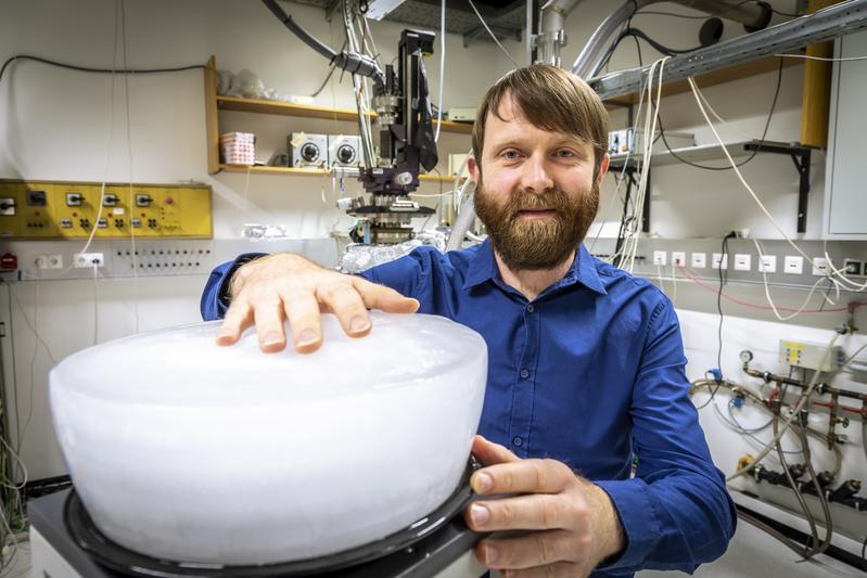 The study results of Anton Tamtögl et al lead to a completely new understanding of ice formation.