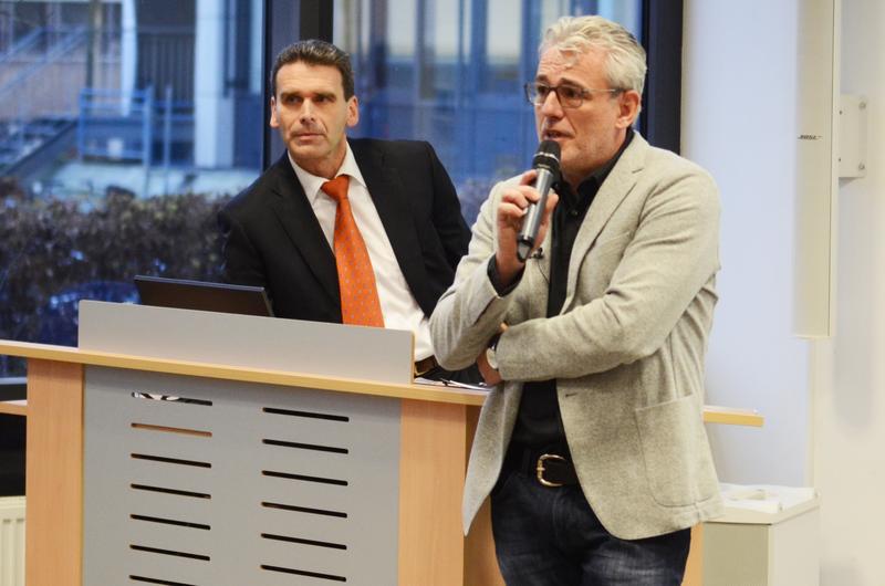 Prof. Dr. Thilo Harth (r.) und Prof. Dr. Frank Dellmann bei einem Vortrag zur Digitalisierung als Bestandteil des Wandels in der Lernkultur. Das Bild ist vor der Pandemie entstanden.