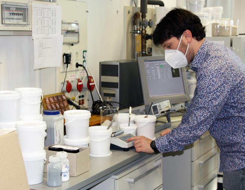 Projektmitarbeiter Luca Bifano M.Sc. bei Vorbereitungen zur impedanzspektroskopischen Klassifizierung von Gießereisanden.