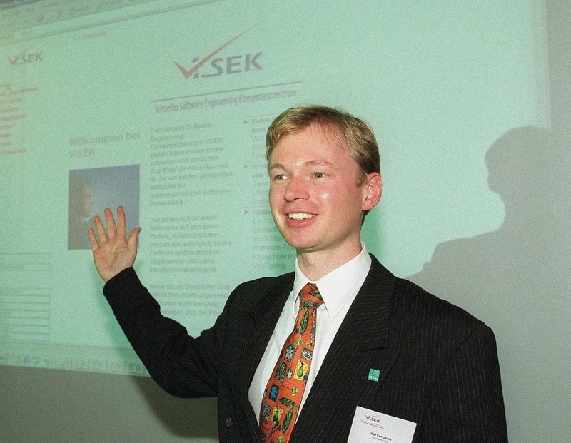 ViSEK-Projektleiter Ralf Kempkens vom Fraunhofer IESE demonstriert das ViSEK-Portal