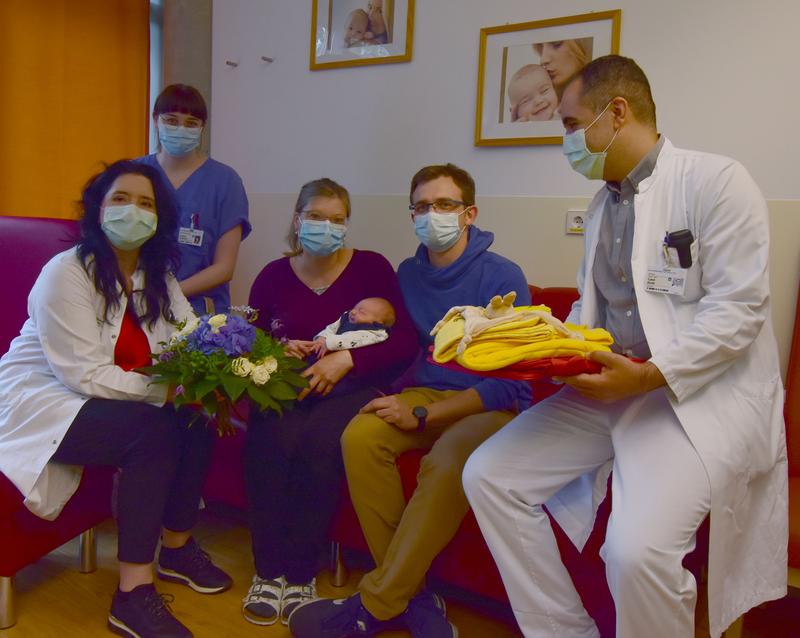 Prof. Pauline Wimberger, Direktorin der Klinik und Poliklinik für Frauenheilkunde und Geburtshilfe, Schwester Annica und PD Dr. Cahit Birdir (r.) beglückwünschen Nancy und Christian Schwalenberg zu Sohn Matteo. Er ist das das erste Jubiläumsbaby 2021.