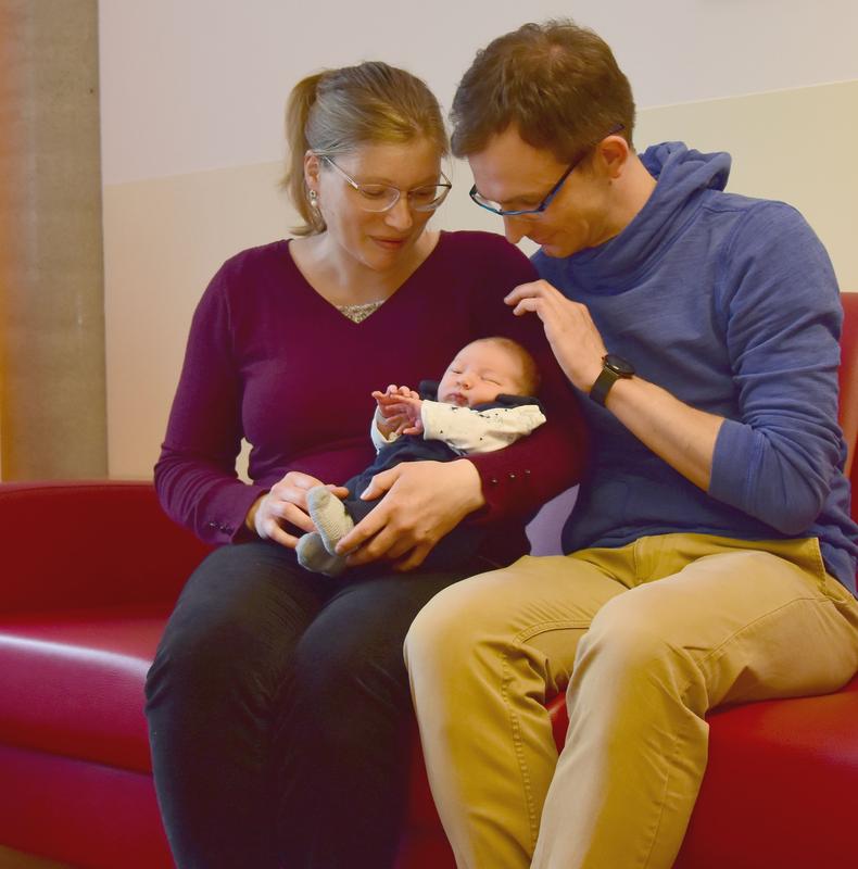 Matteo ist das 1.000. Kind, das 2021 am Uniklinikum geboren wurde. Seine Eltern Nancy und Christian Schwalenberg freuen sich auf die Zeit zu Viert. Zu Hause bei der Oma wartet die große Schwester.