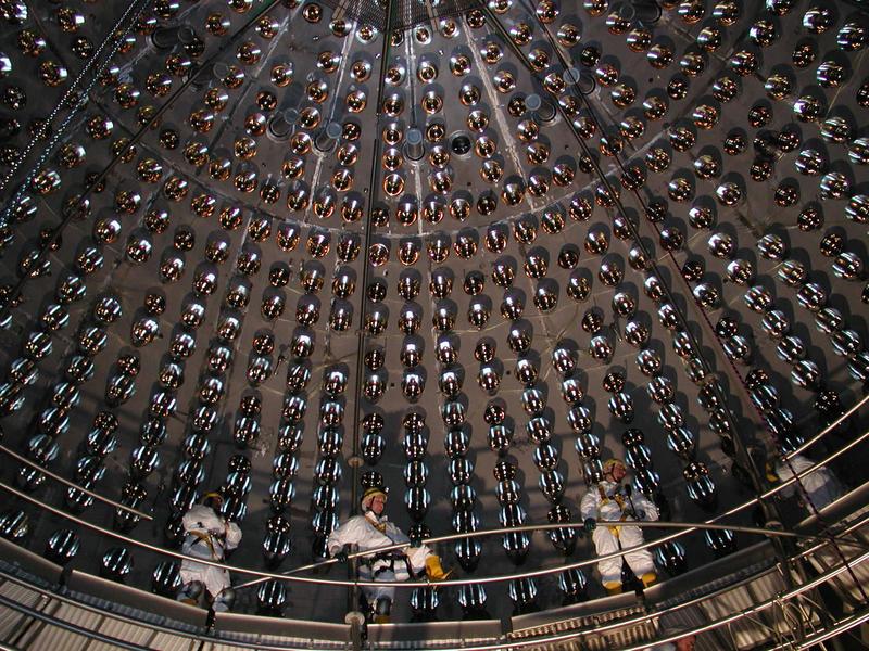 Blick in das Innere des Borexino-Detektors. Mehr als 1000 Meter Fels über dem Laboratori Nazionali del Gran Sasso schirmen einen großen Teil der kosmischen Strahlung ab, so dass hier Neutrinos aus der Sonne untersucht werden können.