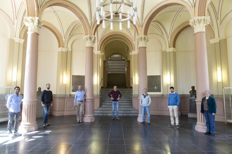 The participating Bonn researchers in the Old Anatomy. From left to right: Jeshurun Kalanithy, Tobias Lindenberg, Prof. Dr. Benjamin Odermatt, Dr. Gabriel Dworschak, Prof. Dr. Heiko Reutter, Enrico Mingardo and Öznur Yilmaz.