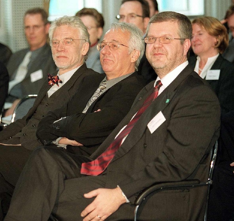 1. Reihe, von links nach rechts: Staatsminister Prof. E.J. Zöllner (MWWFK Rheinland-Pfalz), Staatsekretär Dr.-Ing. E.h. U. Thomas (BMBF), Prof. D. Rombach (Leiter d. Fraunhofer IESE)